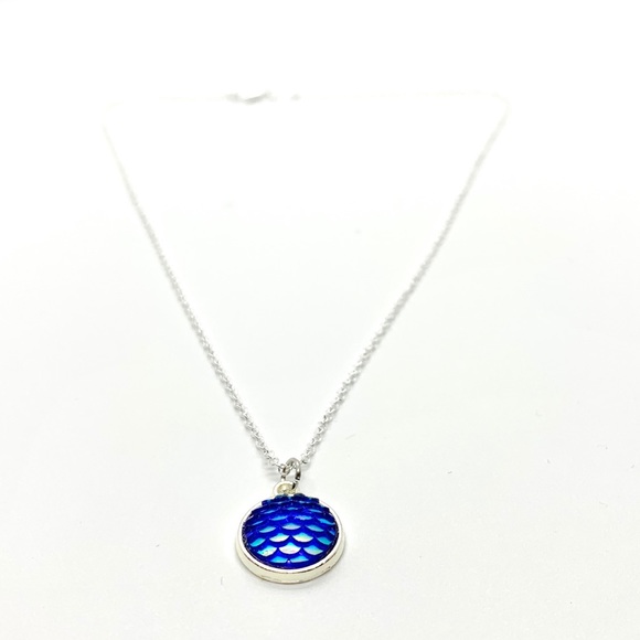 925 Royal Blue Mermaid Scale Pendant Necklace - Picture 2 of 4